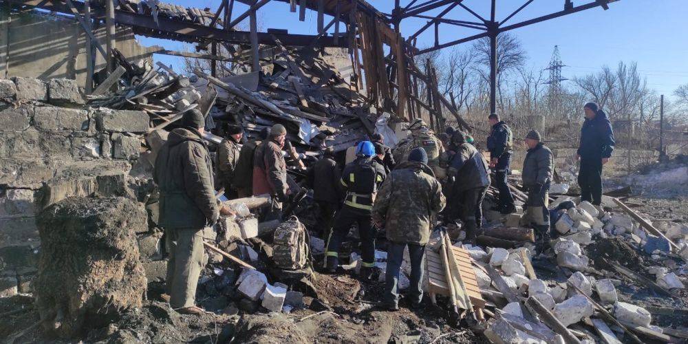 Российская армия обстреляла шахту в Торецке, из-под завалов достали четырех раненых женщин