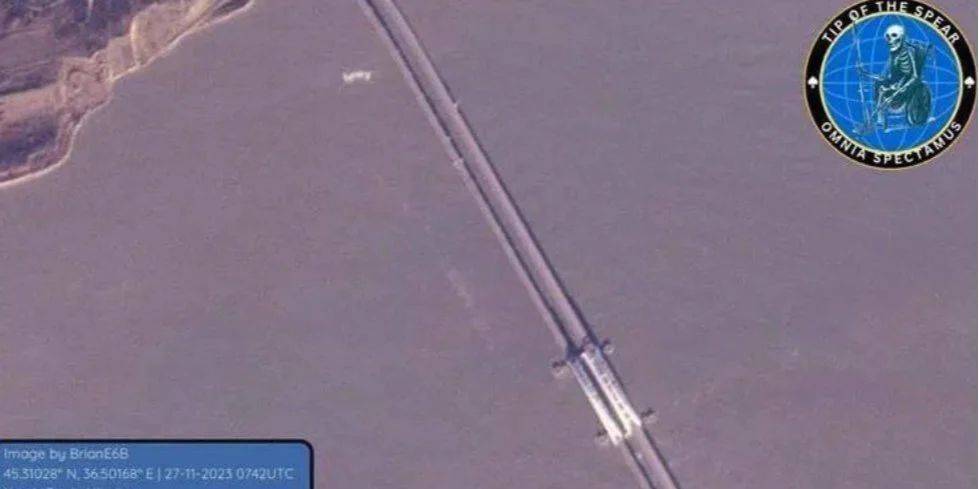 Шторм в Крыму разрушил защитные сооружения оккупантов у Керченского моста — фото со спутника