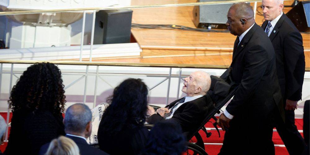 Проводит остаток жизни дома. 99-летний экс-президент США Джимми Картер посетил церемонию прощания с женой Розалин