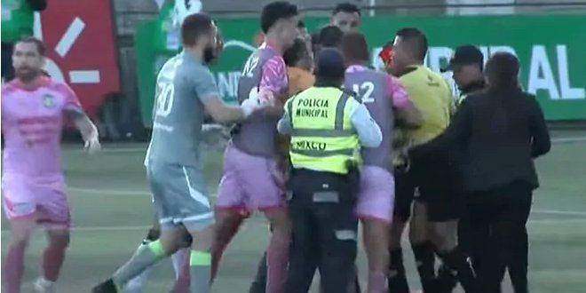 «Подходит и бьет локтем». Футбольный клуб обвиняет арбитра в избиении своего игрока — видео