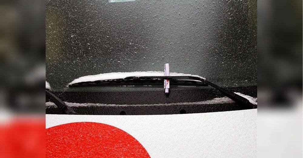 Оставьте «дворники» в покое: почему водителям не стоит поднимать щетки стеклоочистителя в снегопад и мороз