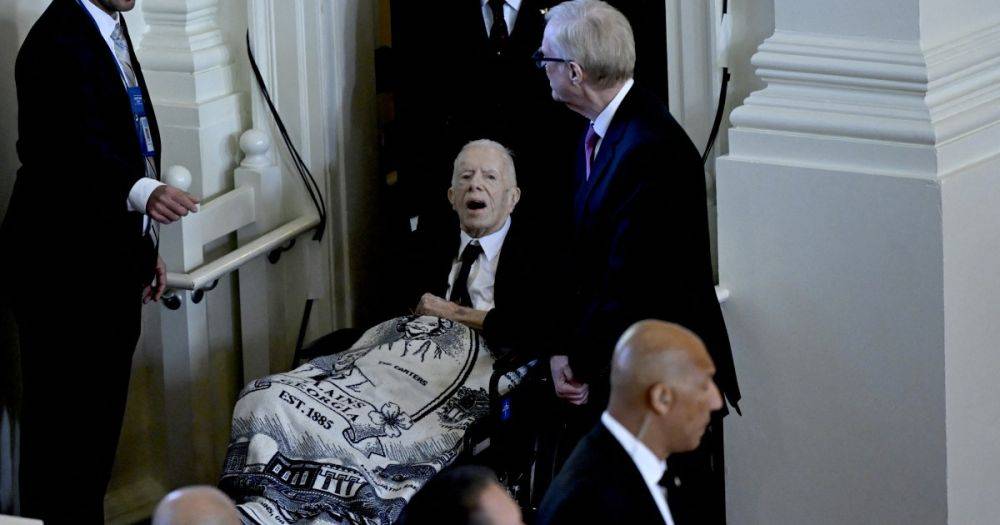 99-летний экс-президент США Джимми Картер появился на похоронах своей супруги Розалин