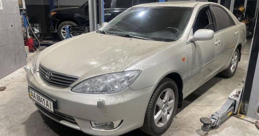 Японское качество: Toyota Camry поехала после 15 лет простоя на парковке в Украине (видео)