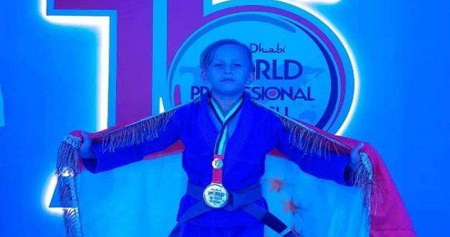 Сомон Турсунзаде выиграл золотую медаль на Чемпионате мира по профессиональной борьбе джиу-джитсу