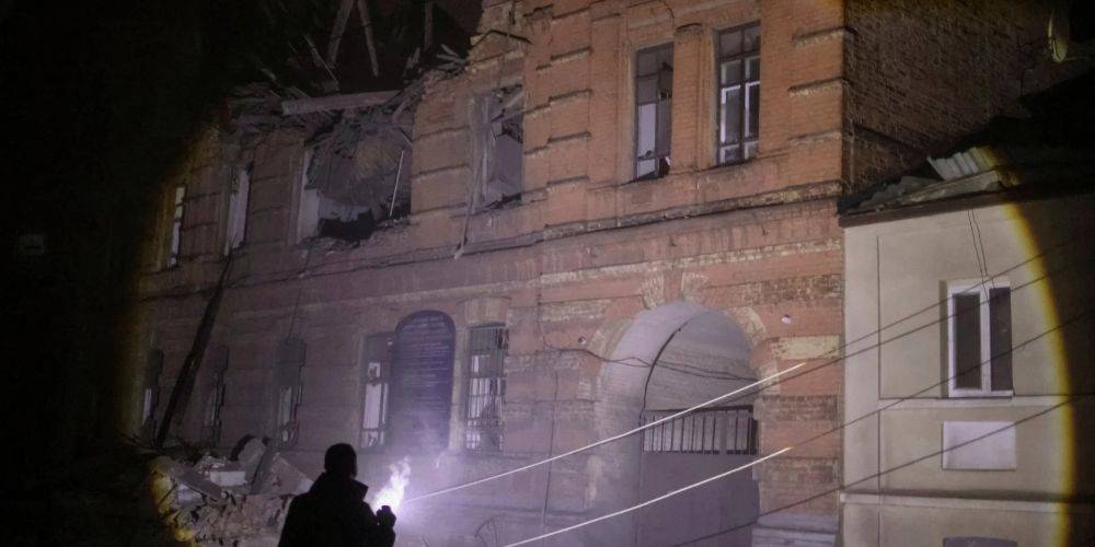 Удар России по Харькову: часть города обесточена для того, чтобы спасатели могли разобрать завалы