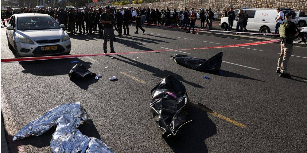 По меньшей мере трое погибших: в Иерусалиме двое мужчин открыли огонь на автобусной остановке