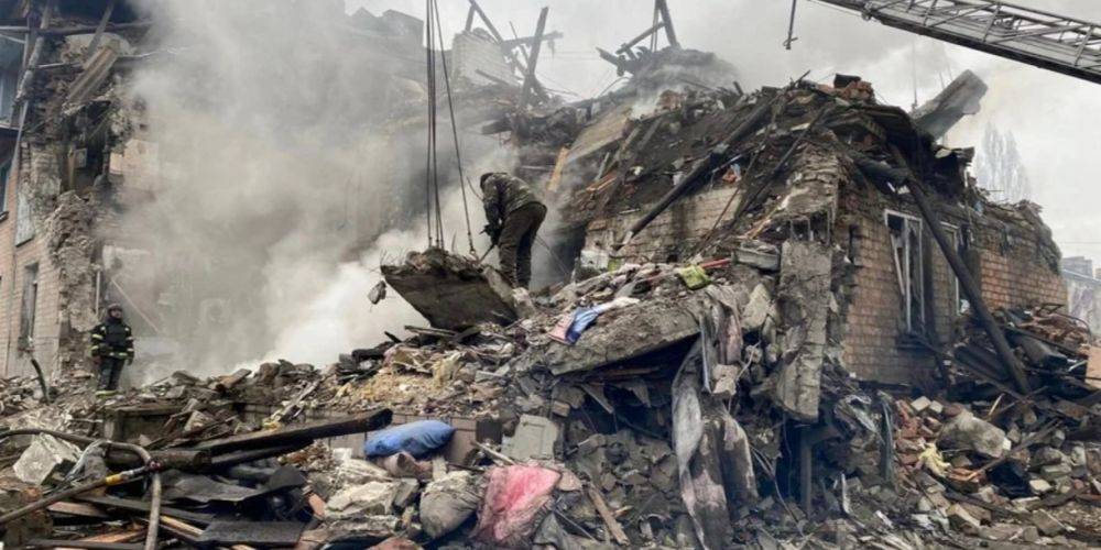 Российский удар по Новогродовке. Тело второго погибшего достали из-под завалов многоэтажного дома — ГСЧС