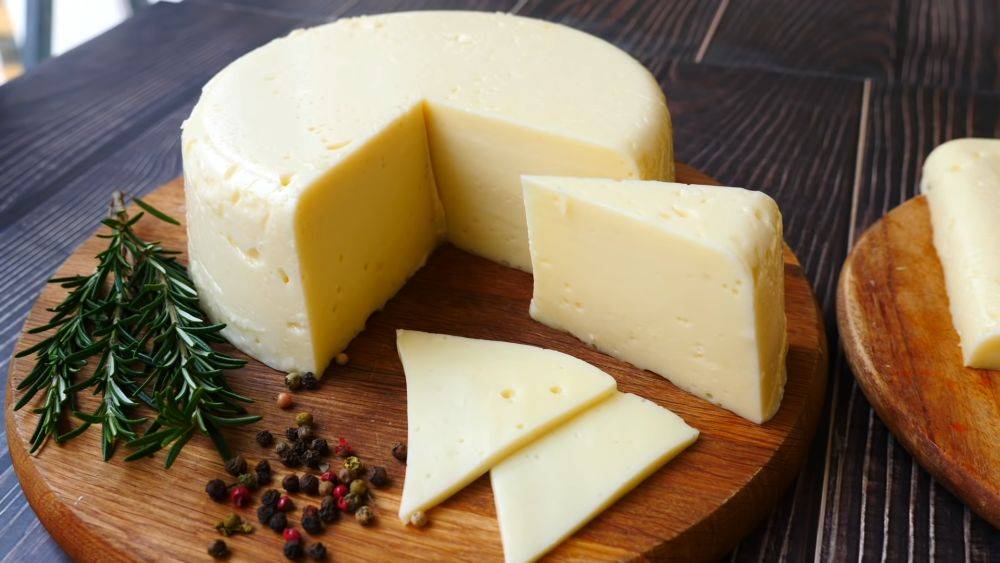 Без плесени и обветривания: как правильно хранить твердый сыр, чтобы он как можно дольше не терял свои качества