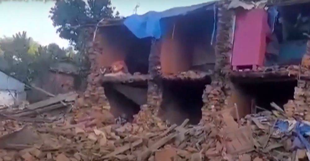 Землетрясение в Непале - погибло более 100 человек - фото и видео