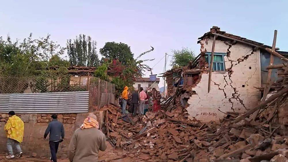 Землетрясение в Непале: погибли не менее 128 человек