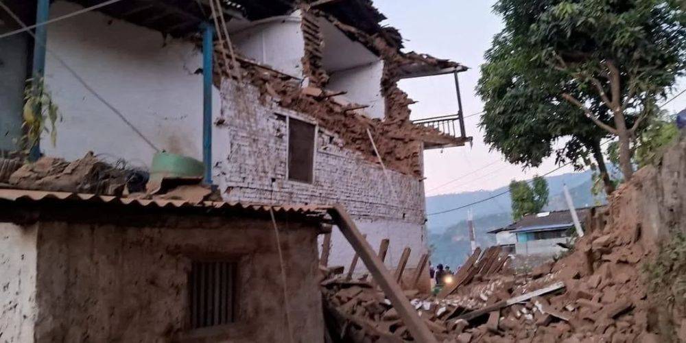 В Непале произошло мощное землетрясение: погибло 128 человек, количество жертв может возрасти