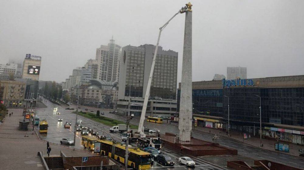 В Киеве начали демонтаж трехметровой советской звезды на Галицкой площади