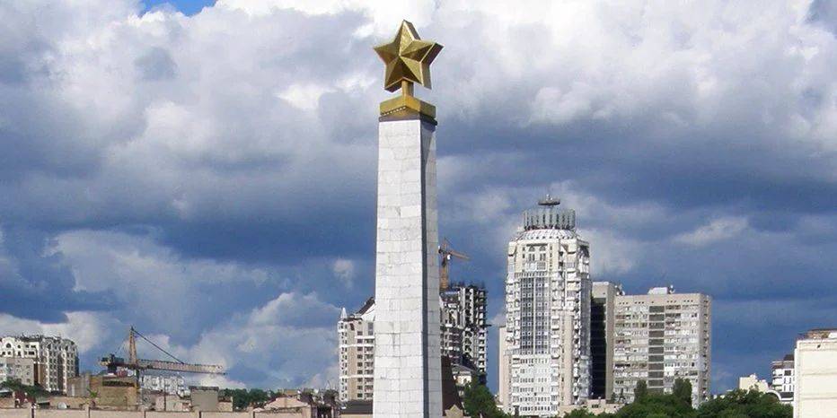 В Киеве начали демонтировать советскую звезду с обелиска на Галицкой площади — фото