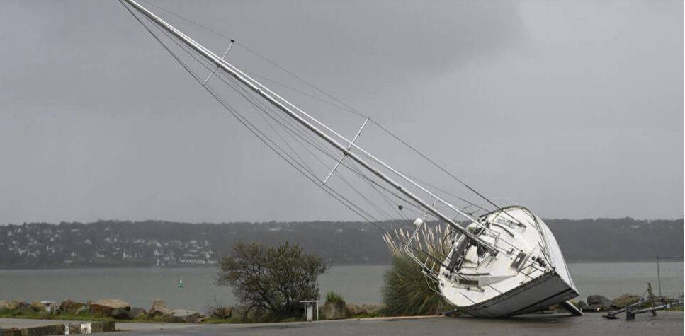 В Западной Европе от урагана «Киаран» погибли по меньшей мере 12 человек, нарушено транспортное сообщение