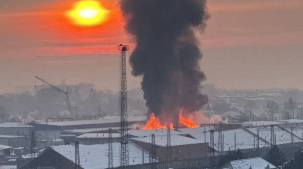 В российской Абакане вспыхнул масштабный пожар возле нефтебазы