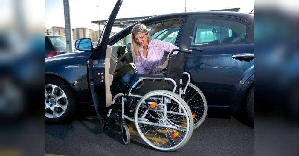 В первую очередь нужна медицинская справка: как и где людям с инвалидностью получить водительские права
