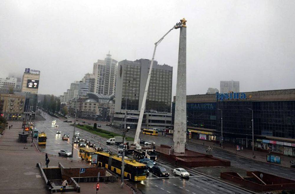 Деколонизация Киева – на Галицкой площади демонтировали Звезду Победы – фото и видео