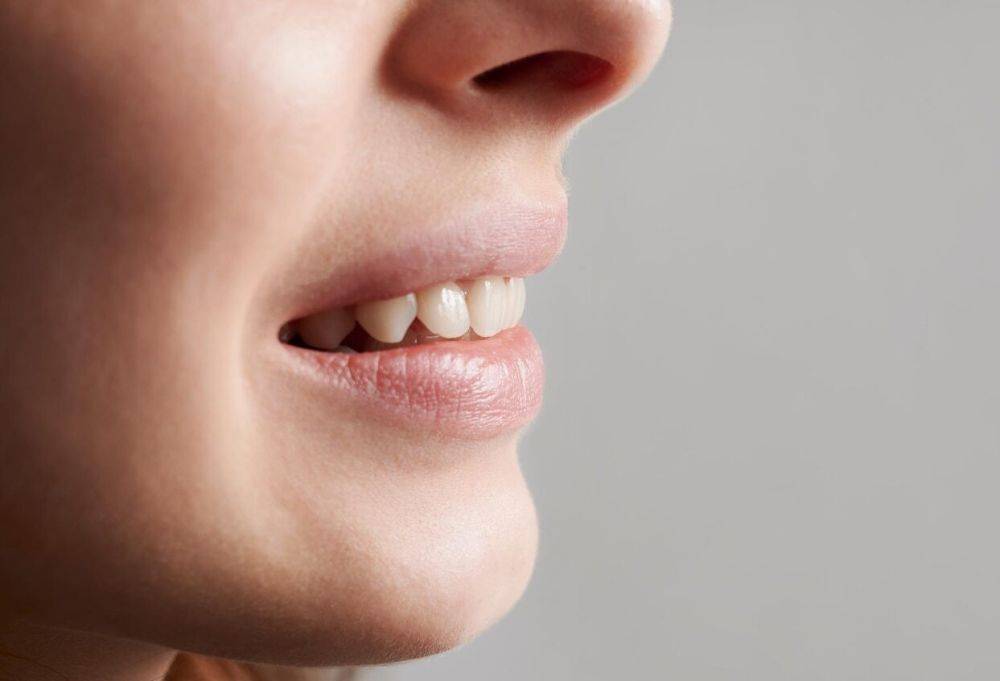 Стоматологи рассказали, как избежать пятен на зубах