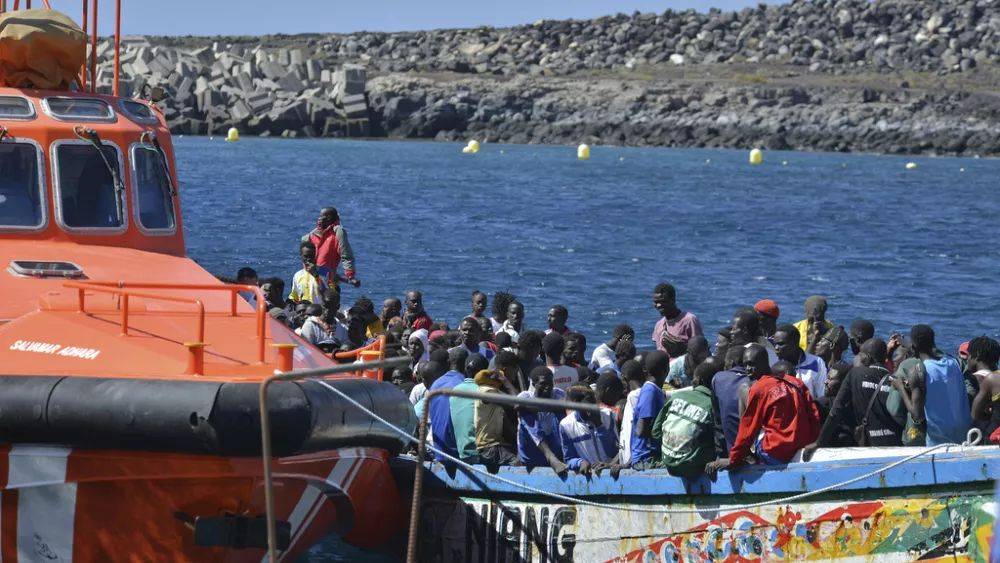 На Лампедузу прибыло более 500 мигрантов