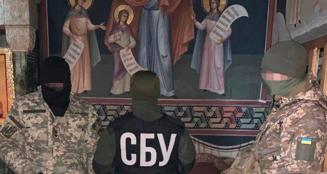 СБУ проводит обыски в двух православных храмах на Закарпатье.