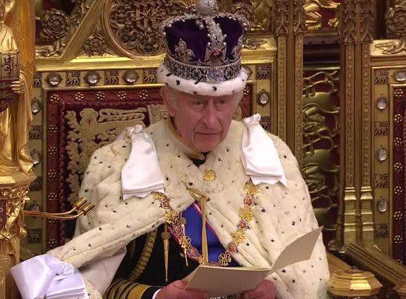 Король Чарльз III впервые произнес речь в британском парламенте: говорил про вызовы, новое законодательство и вспомнил Украину