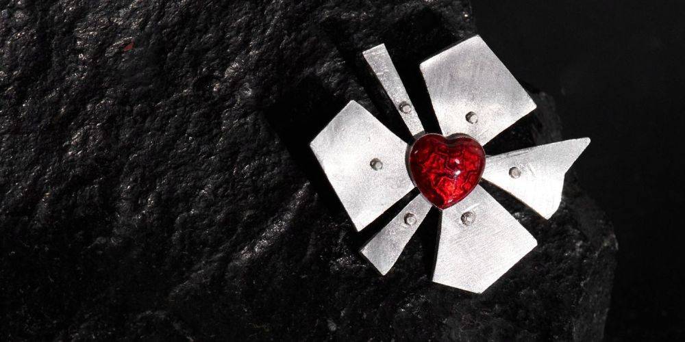Обломки в сердце. Украинские ювелиры создали коллекцию украшений из кусков сбитых ракет