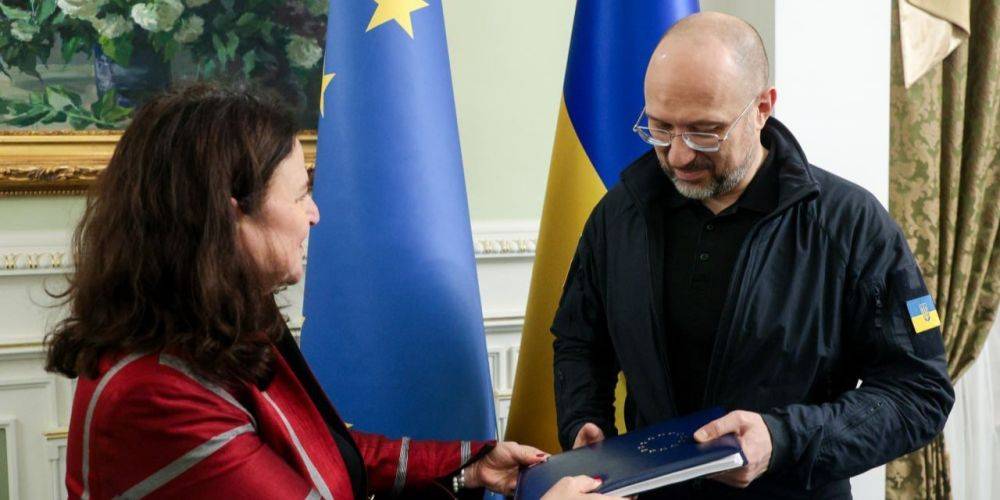 Украина официально получила отчет Еврокомиссии с рекомендацией начать переговоры о вступлении в ЕС
