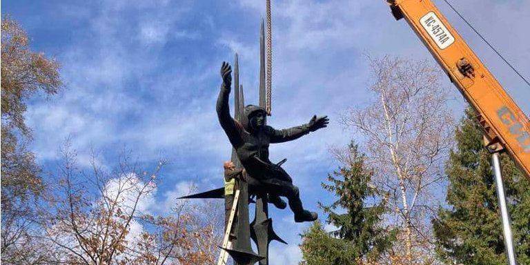 Во Львове демонтировали скульптуру, посвященную депутату Госдумы РФ