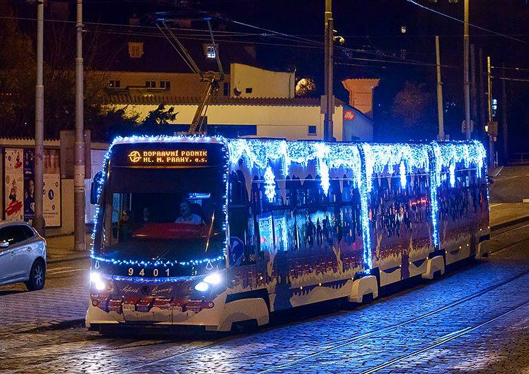 На улицы Праги вновь выйдут рождественские трамваи