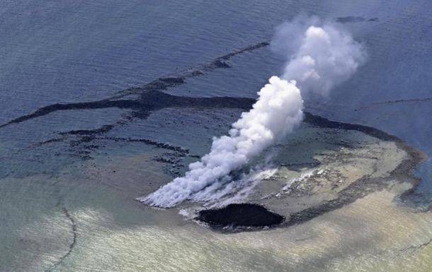 Около Японии после подводного извержения вулкана образовался новый остров