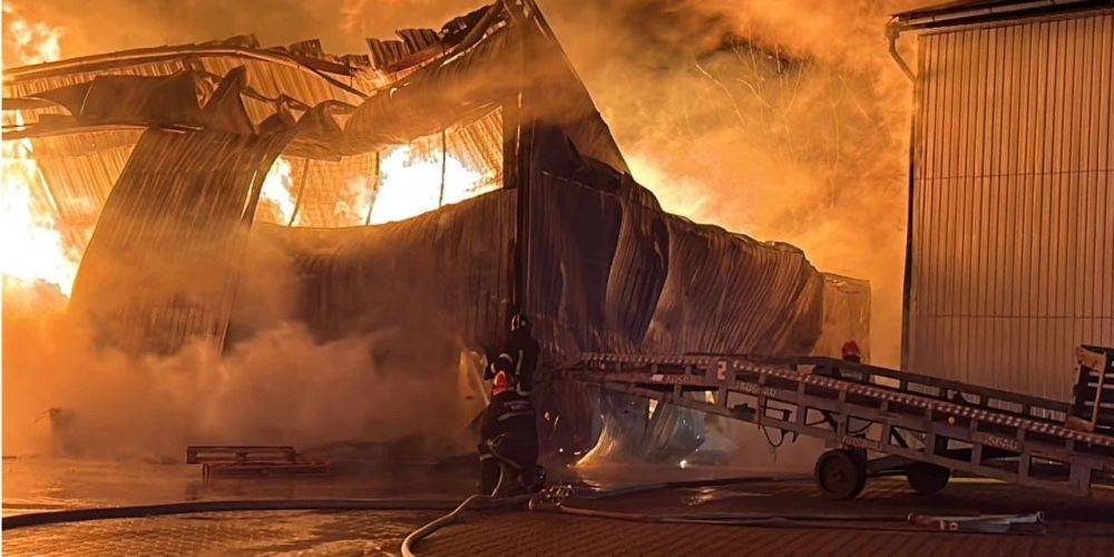 В Виннице вспыхнул масштабный пожар на складе ламината — фото