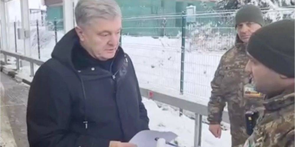 Порошенко заявил, что пограничники не выпустили его из Украины