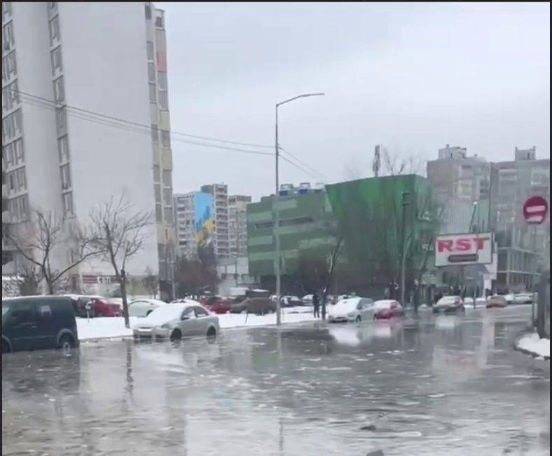 В Киеве затопило улицу - видео 1 декабря