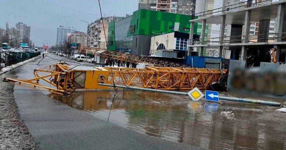 Затопило целую улицу: в Киеве упал строительный кран и повредил трубопровод