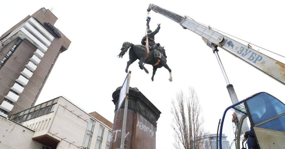 В Киеве демонтировали памятник, натурщиком для которого был Кравчук (фото, видео)