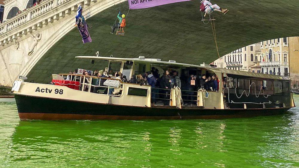 Гранд-канал в Венеции окрасили в зеленый цвет