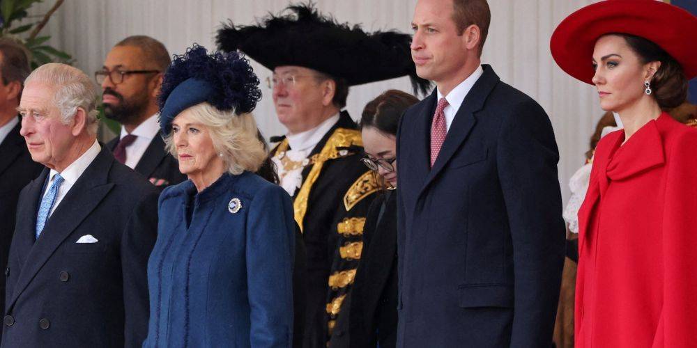 Формальность и непринужденность. Король Чарльз с королевой Камиллой и принц Уильям с Кейт Миддлтон представили рождественские открытки