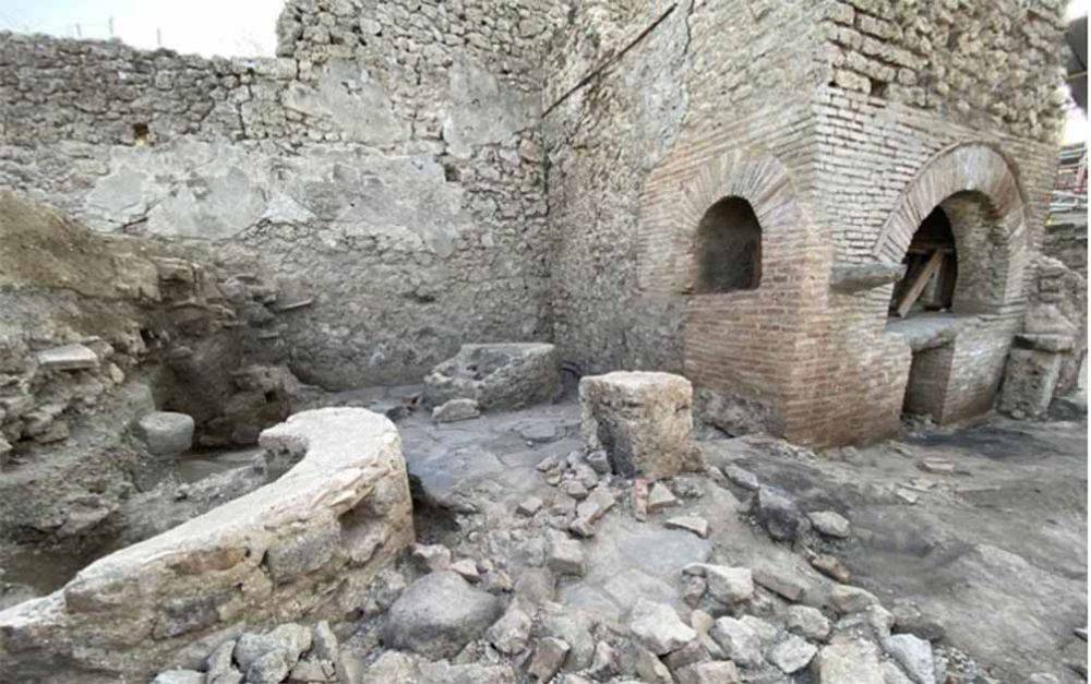 В Помпеях нашли руины пекарни, которая была тюрьмой рабы и ослы – фото
