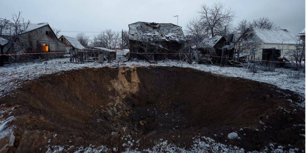 Образовалась огромная воронка. Последствия ночной атаки РФ по Киеву баллистическими ракетами — фото