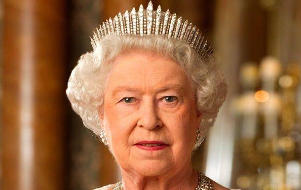 Королевская семья показала архивные рождественские открытки Елизаветы II