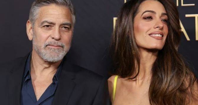 45-летняя жена Джорджа Клуни восхитила стройной фигурой и ярким платьем на красной дорожке