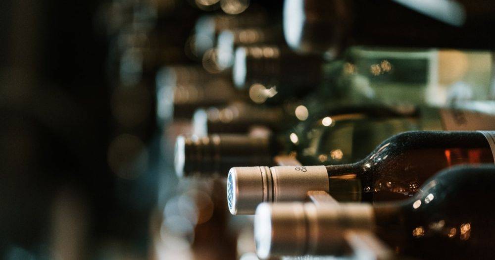 Пестициды нашли в половине бутылок вина: ученые назвали сорта, которых стоит избегать