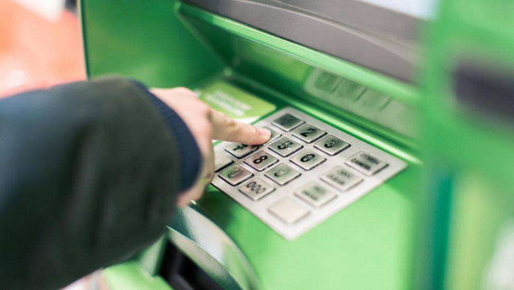 Клиентка "ПриватБанк" не может вернуть зависшие в терминале деньги: реакция банка возмутила украинку