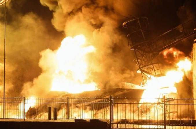 В Донецке попали в нефтебазу - фото и видео взрывов 15 и 16 декабря