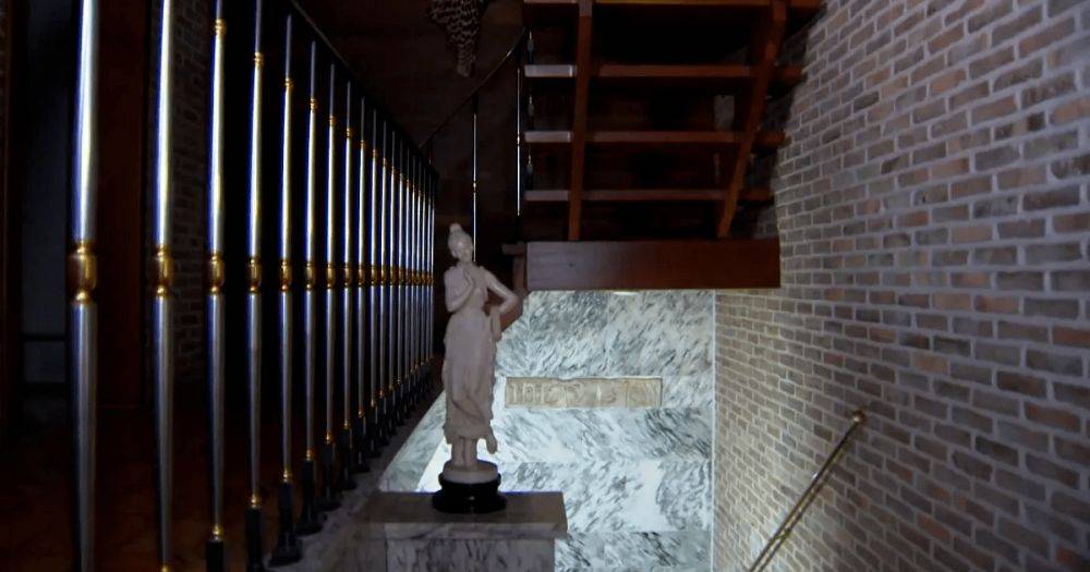 Камни времен Помпей: украшение под лестницей оказалось давно забытым артефактом (видео)