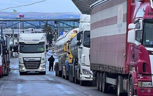В очередях на границах находятся около четырех тысяч грузовиков - ГПСУ