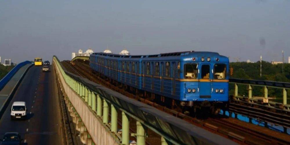 В КГГА отрицают возможность закрытия в Киеве части красной ветки метро. Укрепление моста на работу не повлияет