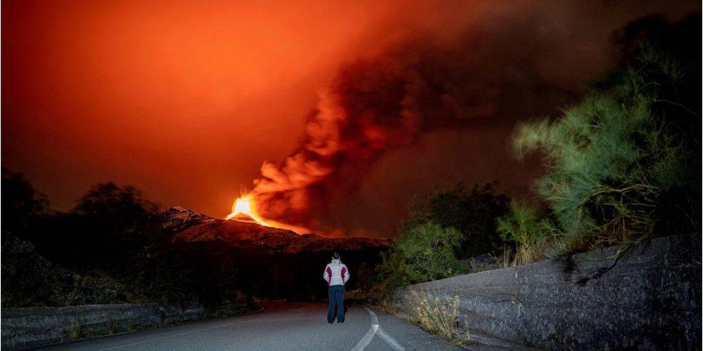 Третий раз за месяц. На Сицилии произошло извержение вулкана Этна — фото и видео