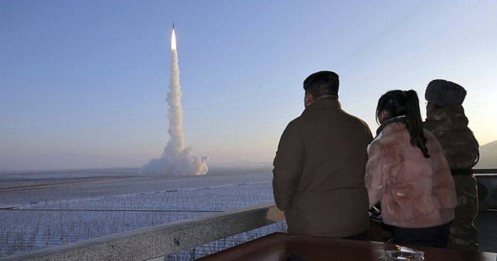 Ким Чен Ын привел 10-летнюю дочь на запуск ракет, которые могут долететь до США (фото)