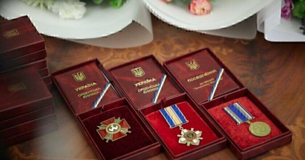 Зеленский наградил еще 292 защитника Украины, большинство из них – посмертно